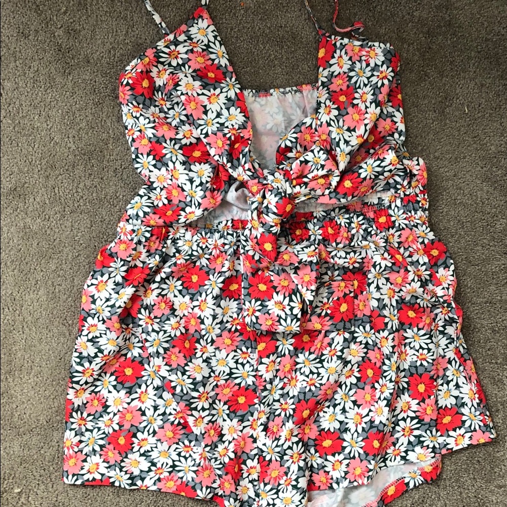 Floral Romper!! Super cute never warn